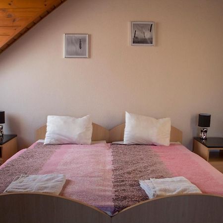 Gilde Panzio Bed & Breakfast Pilisvörösvár Екстериор снимка