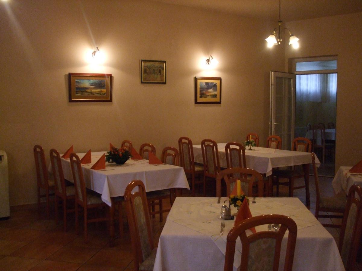 Gilde Panzio Bed & Breakfast Pilisvörösvár Екстериор снимка